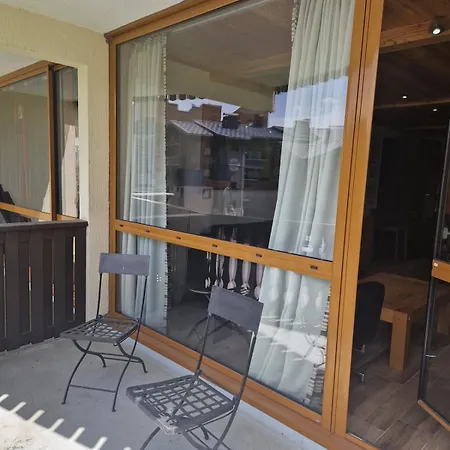 Skis Aux Pieds - 9 Personnes - *